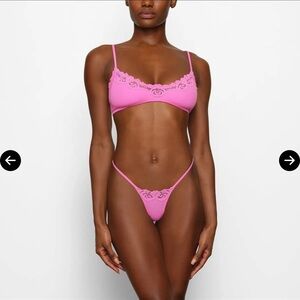 SKIMS FITS EVERYBODY LACE SCOOP BRALETTE LIMITED EDITION: NEON ORCHID SMALL